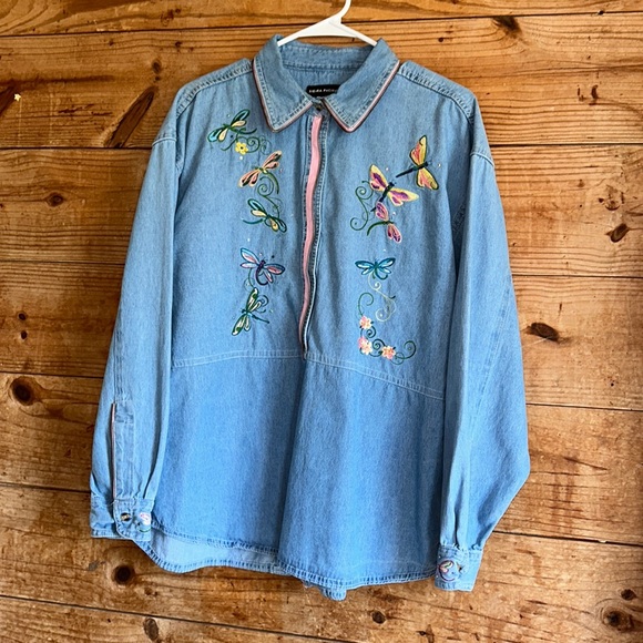 Sierra Pacific Denim Floral & Dragonfly Embroidered Top - Picture 1 of 14
